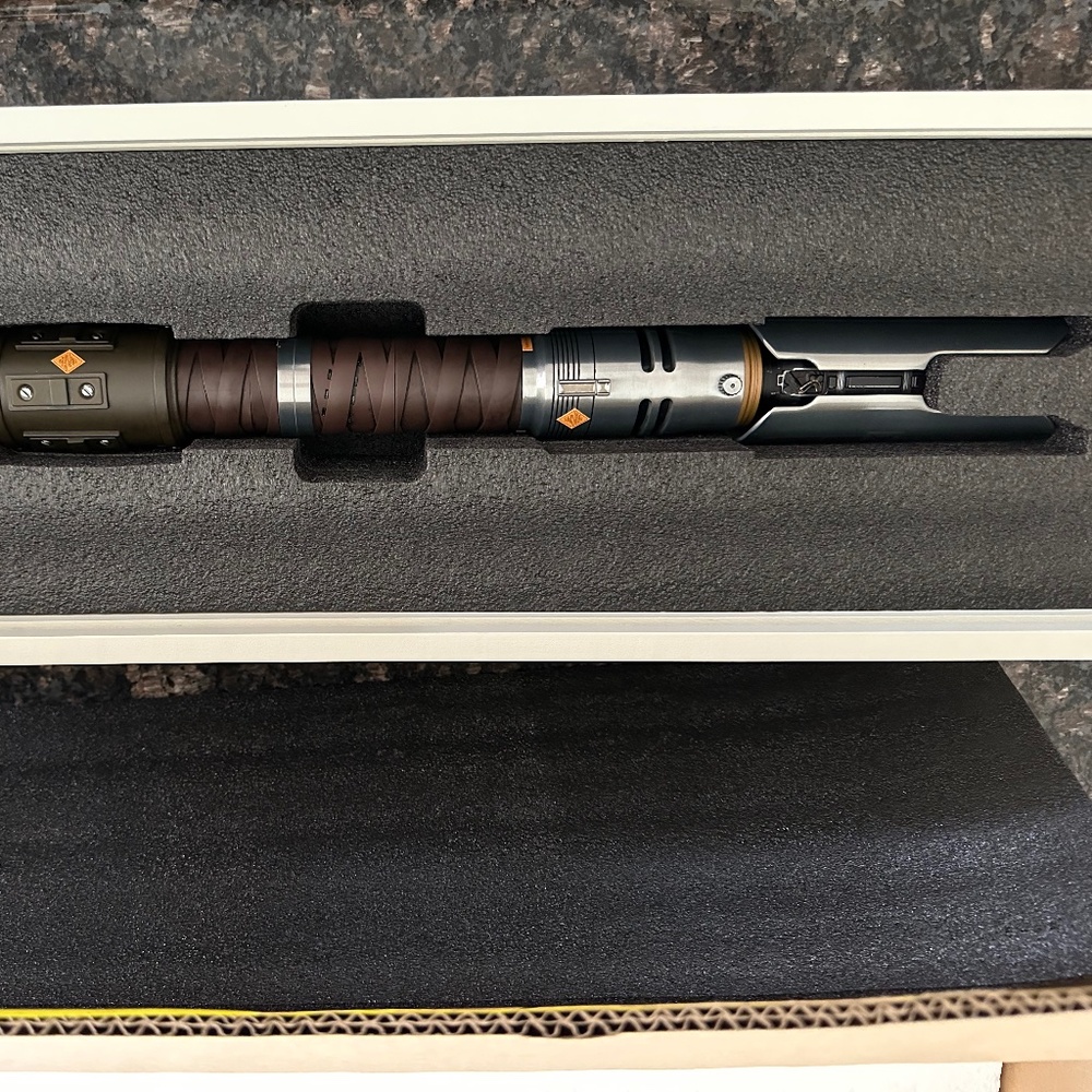 NEW Star Wars CAL KESTIS Limited Edition Legacy Lightsaber Hilt Sealed In Box
